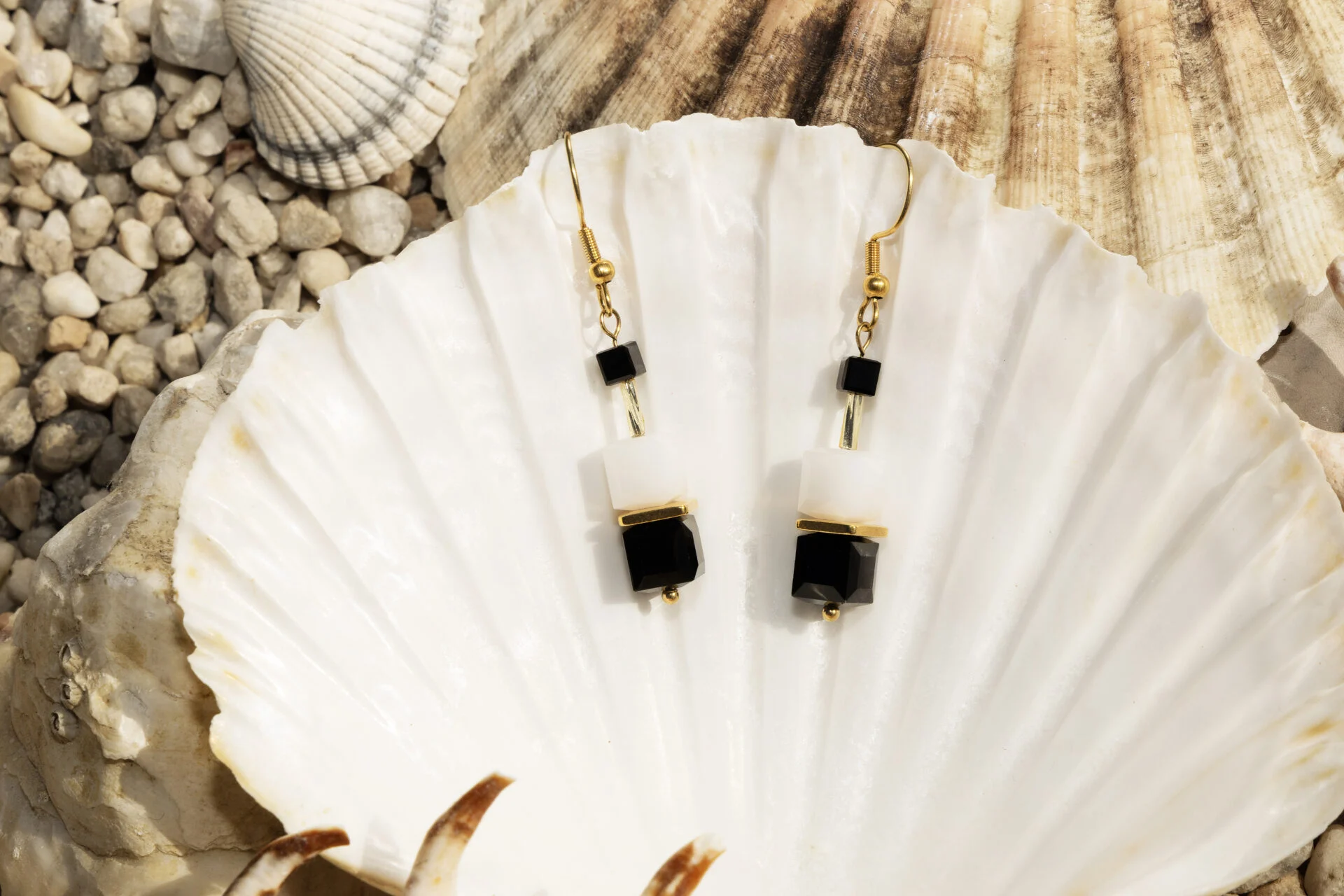 Boucles d'oreilles Éclats de Cristal Blanc-Noir – Image 2
